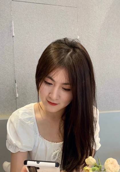 形象照片抖音:451红人档案39鞋码90-63-92三围56kg体重170cm身高形象