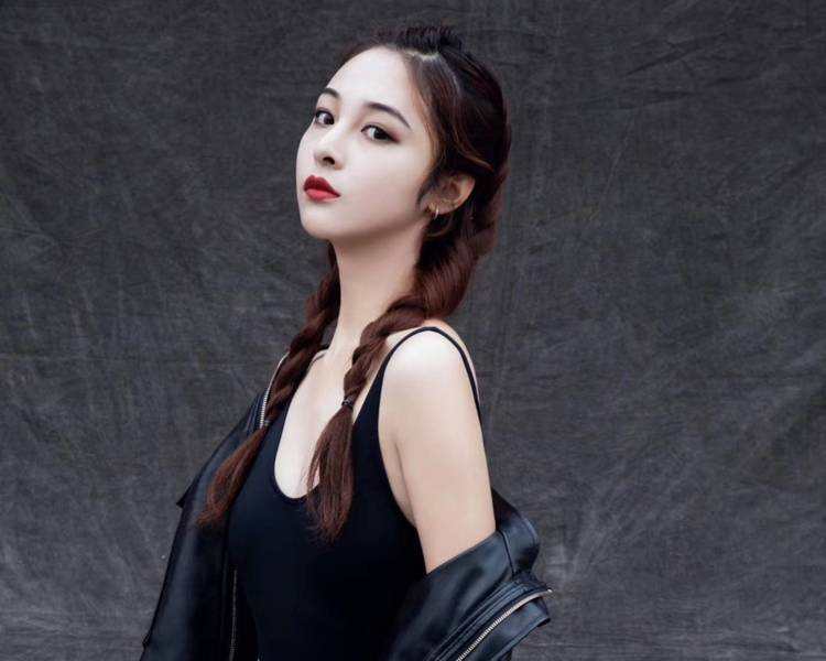 学院 大学所学专业戏剧影视表演专业 出演话剧《北京人》饰演曾思懿